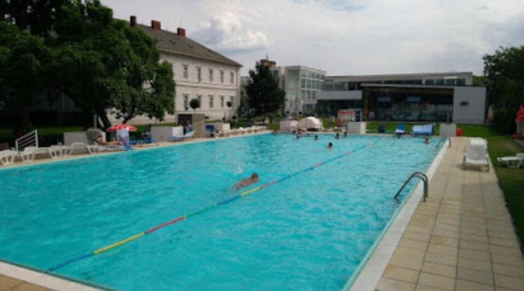 Apartmany Centro & Jacuzzi Piestany Bagian luar foto