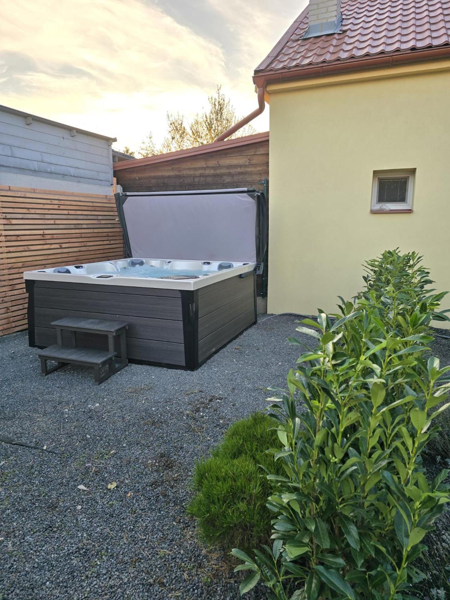 Apartmany Centro & Jacuzzi Piestany Bagian luar foto